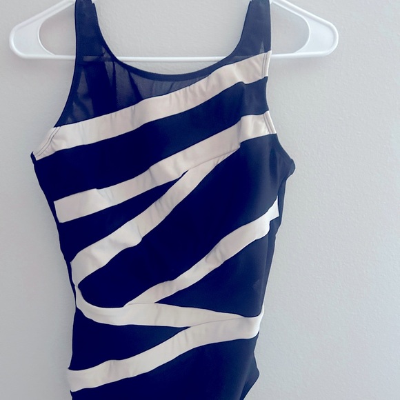MIRACLESUIT women’s swimsuit. Excellent condition. Size xl. Black and white. - Picture 1 of 5